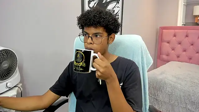 Snapshot of boylittle19cm chatting on October 2025 01:02:02 PM boylittle19cm online show from October 2025 01:02:02 PM