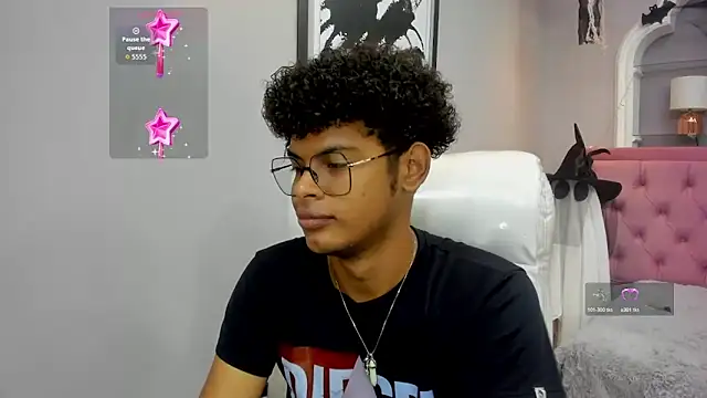 Snapshot of boylittle19cm chatting on October 2025 12:17:02 PM boylittle19cm online show from October 2025 12:17:02 PM