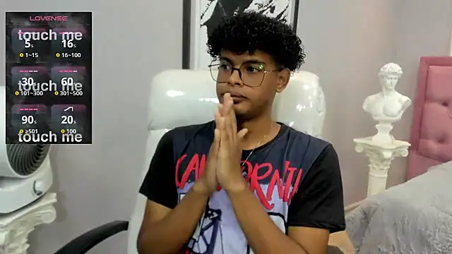 Snapshot of boylittle19cm chatting on November 2025 12:38:01 PM boylittle19cm online show from November 2025 12:38:01 PM