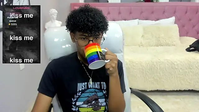 Snapshot of boylittle19cm chatting on November 2025 12:27:01 PM boylittle19cm online show from November 2025 12:27:01 PM