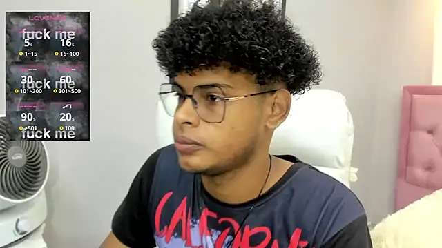 Snapshot of boylittle19cm chatting on November 2025 12:34:01 PM boylittle19cm online show from November 2025 12:34:01 PM