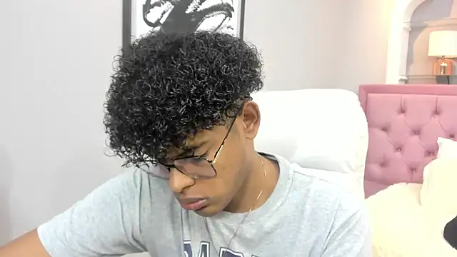 Snapshot of boylittle19cm chatting on November 2025 12:31:02 PM boylittle19cm online show from November 2025 12:31:02 PM