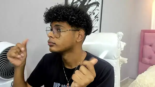 Snapshot of boylittle19cm chatting on November 2025 12:27:01 PM boylittle19cm online show from November 2025 12:27:01 PM