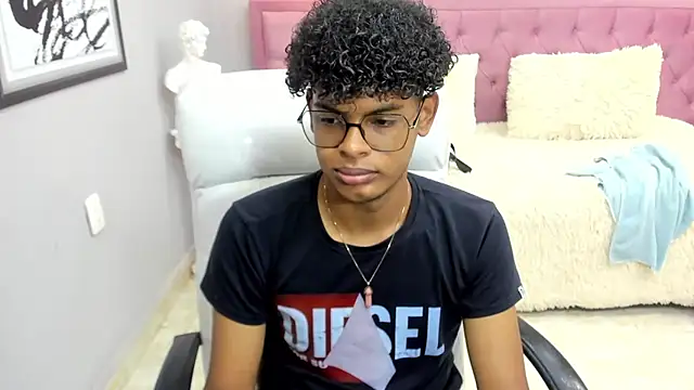 Snapshot of boylittle19cm chatting on November 2025 12:26:01 PM boylittle19cm online show from November 2025 12:26:01 PM