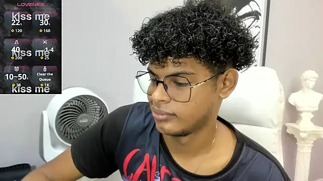 Snapshot of boylittle19cm chatting on November 2025 12:52:01 PM boylittle19cm online show from November 2025 12:52:01 PM