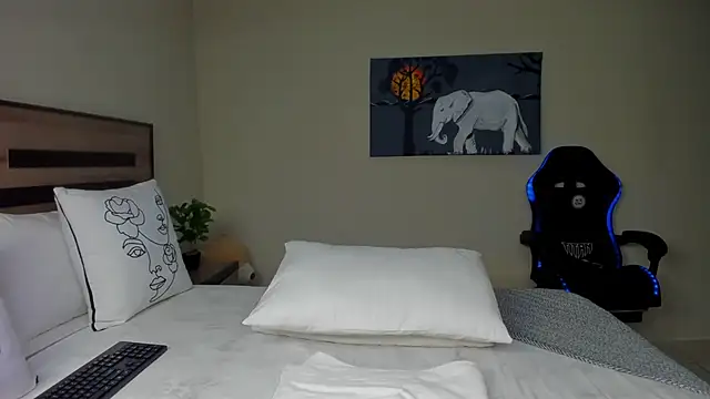 Renee-18 online show from November 2025 10:48:01 PM