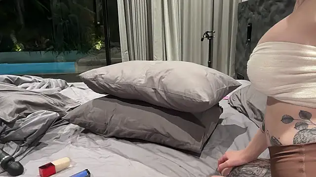 Golden Aline online show from December 2025 12:45:02 PM