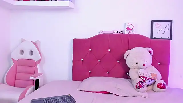 Snapshot of LucianaTomson chatting on January 2025 12:20:01 AM LucianaTomson online show from January 2025 12:20:01 AM