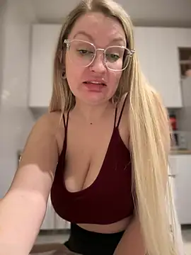 Snapshot of Teya_moon_ chatting on March 2025 10:45:02 PM Teya moon  online show from March 2025 10:45:02 PM