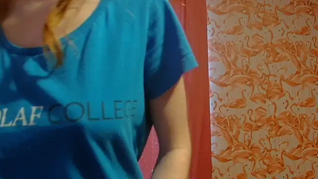 Snapshot of strawberrysmoothie chatting on December 2024 08:07:01 PM strawberrysmoothie online show from December 2024 08:07:01 PM