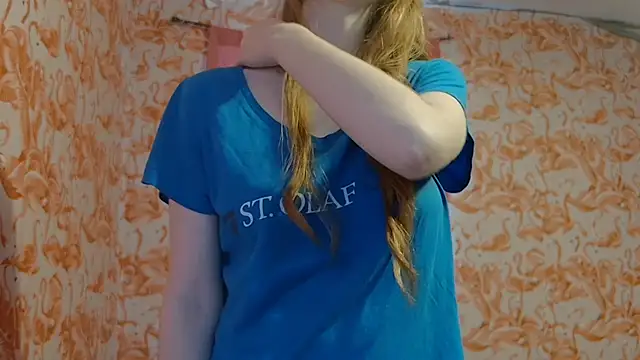 Snapshot of strawberrysmoothie chatting on October 2025 07:35:02 PM strawberrysmoothie online show from October 2025 07:35:02 PM