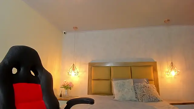 LARSONMIA online show from October 2025 12:16:02 PM