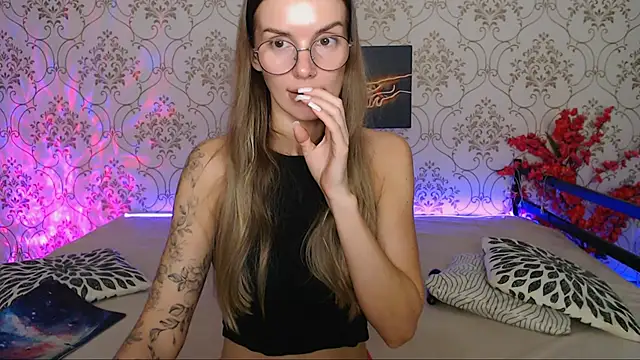 JulDoll online show from October 2025 12:19:01 AM