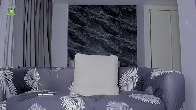 Snapshot of _Yvonne_ chatting on November 2025 12:27:02 PM Yvonne online show from November 2025 12:27:02 PM