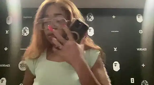 Snapshot of MommyConfident chatting on December 2024 02:17:02 AM MommyConfident online show from December 2024 02:17:02 AM