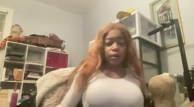 Snapshot of MommyConfident chatting on January 2025 03:04:02 AM MommyConfident online show from January 2025 03:04:02 AM