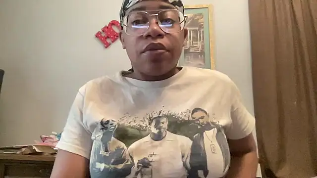 Snapshot of MommyConfident chatting on November 2025 08:03:01 PM MommyConfident online show from November 2025 08:03:01 PM