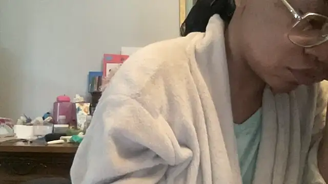 Snapshot of MommyConfident chatting on November 2025 02:39:02 PM MommyConfident online show from November 2025 02:39:02 PM