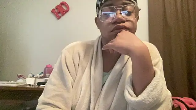 Snapshot of MommyConfident chatting on November 2025 02:06:02 PM MommyConfident online show from November 2025 02:06:02 PM