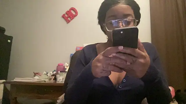 Snapshot of MommyConfident chatting on November 2025 08:24:02 PM MommyConfident online show from November 2025 08:24:02 PM