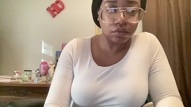 Snapshot of MommyConfident chatting on December 2025 07:55:01 PM MommyConfident online show from December 2025 07:55:01 PM