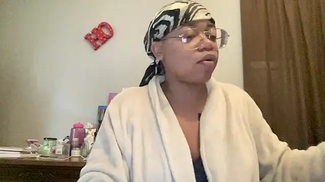 Snapshot of MommyConfident chatting on December 2025 02:03:01 PM MommyConfident online show from December 2025 02:03:01 PM