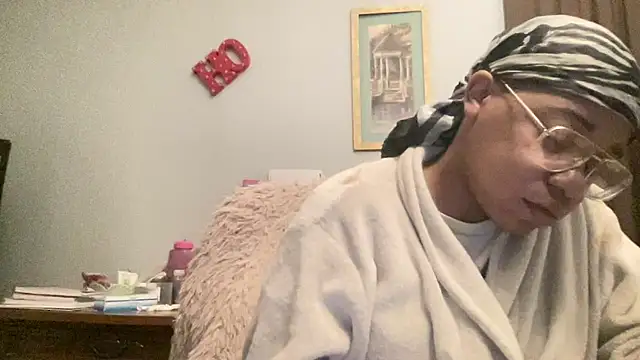 Snapshot of MommyConfident chatting on December 2025 09:20:01 PM MommyConfident online show from December 2025 09:20:01 PM