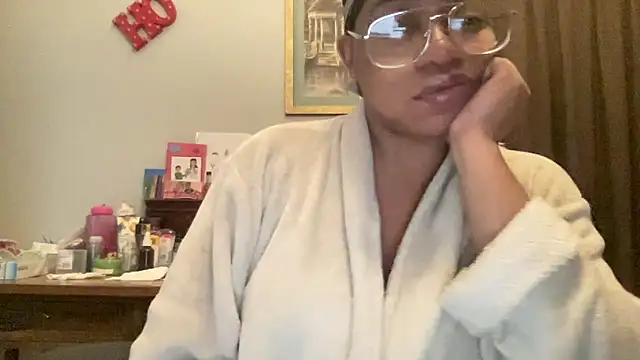 Snapshot of MommyConfident chatting on December 2025 08:35:01 PM MommyConfident online show from December 2025 08:35:01 PM