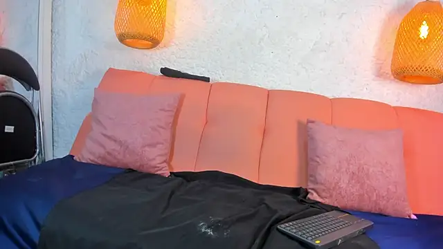 emiily s online show from November 2025 12:05:02 PM