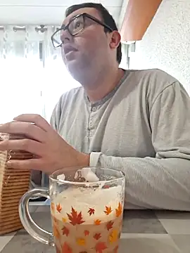 Snapshot of Javier_bear chatting on November 2025 09:01:02 AM Javier bear online show from November 2025 09:01:02 AM