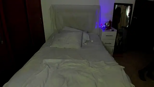 Lucyerobbie online show from November 2025 08:05:01 PM