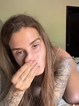 Snapshot of EmiliaCatalina chatting on January 2025 07:14:02 PM EmiliaCatalina online show from January 2025 07:14:02 PM