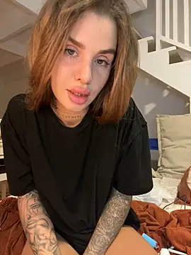 Snapshot of EmiliaCatalina chatting on February 2025 03:34:02 AM EmiliaCatalina online show from February 2025 03:34:02 AM