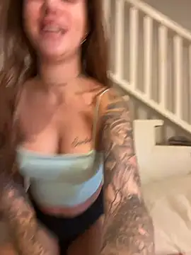 Snapshot of EmiliaCatalina chatting on February 2025 09:22:01 PM EmiliaCatalina online show from February 2025 09:22:01 PM