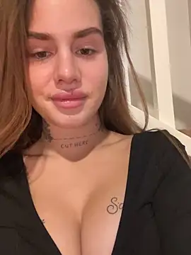 Snapshot of EmiliaCatalina chatting on February 2025 10:47:02 PM EmiliaCatalina online show from February 2025 10:47:02 PM