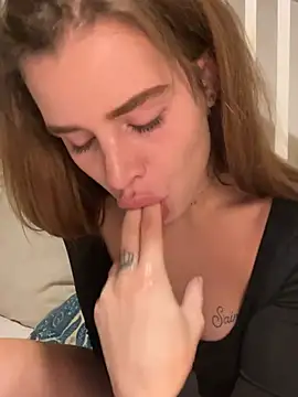 Snapshot of EmiliaCatalina chatting on February 2025 11:36:02 PM EmiliaCatalina online show from February 2025 11:36:02 PM