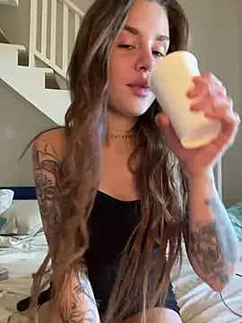 Snapshot of EmiliaCatalina chatting on March 2025 07:36:01 PM EmiliaCatalina online show from March 2025 07:36:01 PM