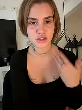 Snapshot of EmiliaCatalina chatting on September 2025 09:48:01 PM EmiliaCatalina online show from September 2025 09:48:01 PM