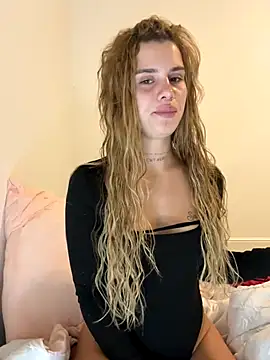 Snapshot of EmiliaCatalina chatting on October 2025 11:27:01 PM EmiliaCatalina online show from October 2025 11:27:01 PM