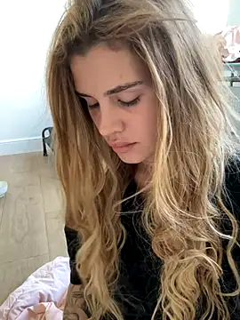 Snapshot of EmiliaCatalina chatting on October 2025 07:03:02 PM EmiliaCatalina online show from October 2025 07:03:02 PM