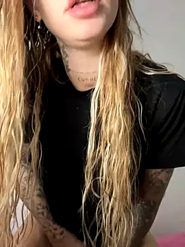 Snapshot of EmiliaCatalina chatting on October 2025 12:52:02 AM EmiliaCatalina online show from October 2025 12:52:02 AM