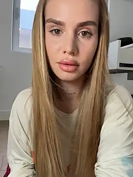 Snapshot of EmiliaCatalina chatting on October 2025 09:33:01 PM EmiliaCatalina online show from October 2025 09:33:01 PM