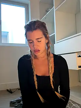 Snapshot of EmiliaCatalina chatting on November 2025 09:48:02 PM EmiliaCatalina online show from November 2025 09:48:02 PM