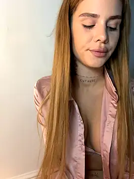 Snapshot of EmiliaCatalina chatting on November 2025 09:52:02 PM EmiliaCatalina online show from November 2025 09:52:02 PM