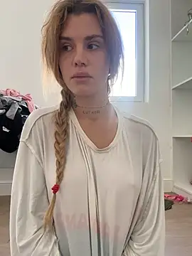 Snapshot of EmiliaCatalina chatting on November 2025 04:40:01 PM EmiliaCatalina online show from November 2025 04:40:01 PM