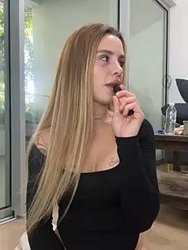 Snapshot of EmiliaCatalina chatting on November 2025 09:06:02 PM EmiliaCatalina online show from November 2025 09:06:02 PM