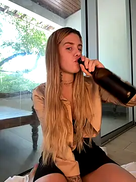 Snapshot of EmiliaCatalina chatting on November 2025 05:39:01 PM EmiliaCatalina online show from November 2025 05:39:01 PM