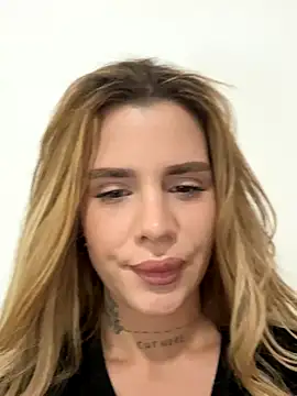 Snapshot of EmiliaCatalina chatting on December 2025 07:31:01 PM EmiliaCatalina online show from December 2025 07:31:01 PM