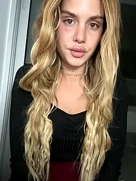 Snapshot of EmiliaCatalina chatting on December 2025 01:15:02 AM EmiliaCatalina online show from December 2025 01:15:02 AM