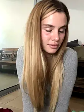 Snapshot of EmiliaCatalina chatting on December 2025 08:28:02 PM EmiliaCatalina online show from December 2025 08:28:02 PM